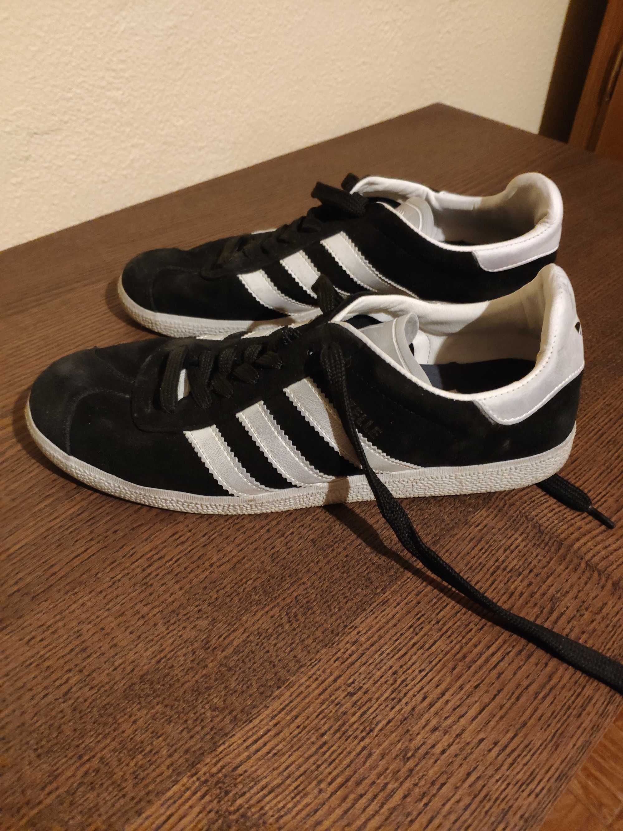 Vendo tênis adidas preto e branco pouco usados tamanho 41