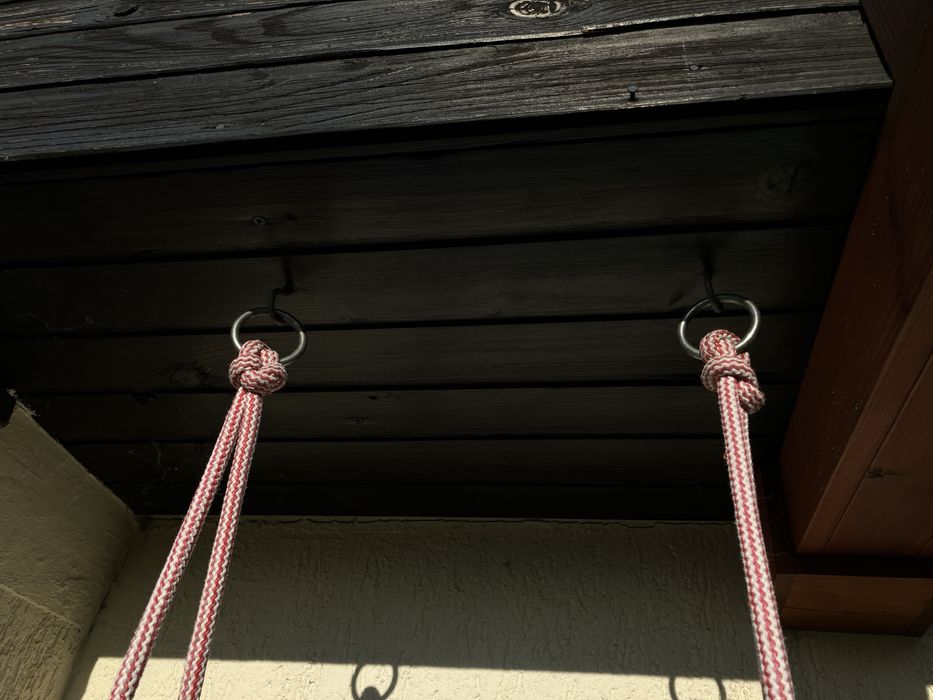 Huśtawka drewniana dla malucha – do ogrodu