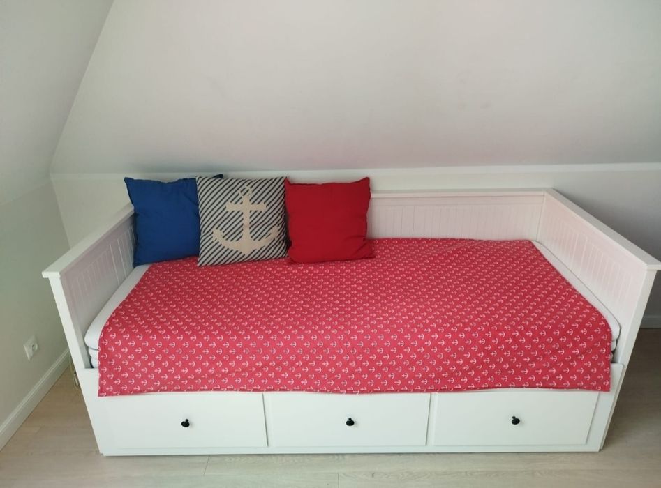 Narzuta na łóżko z poduszkami