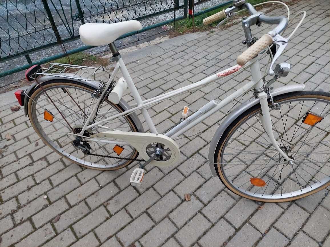 Stary biały kompletny rower