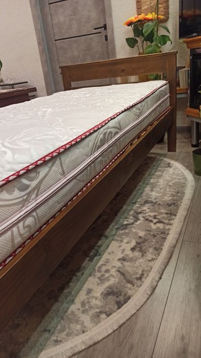 Продам дерев'яне ліжко з ортопедичним двостороннім матрацом.