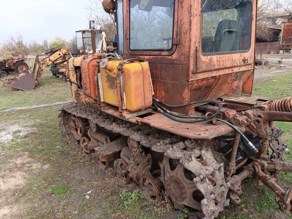 Трактор ДТ 75 с плугом