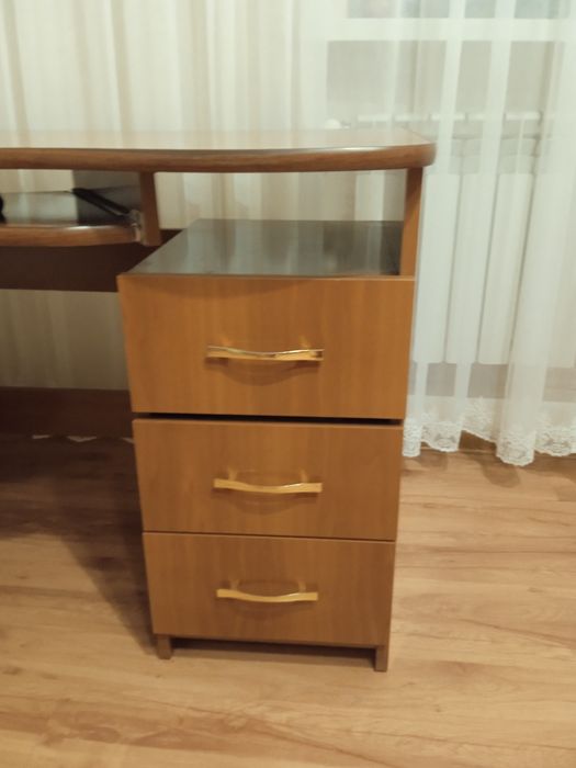 Продам комп'ютерний стіл б/у в гарному стані