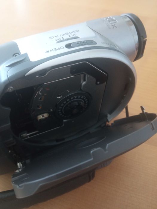 Camera Sony DCR-DVD105E e bateria para reparação