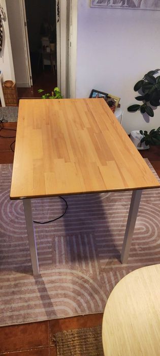 Linda mesa de madeira para quarto cadeiras do IKEA