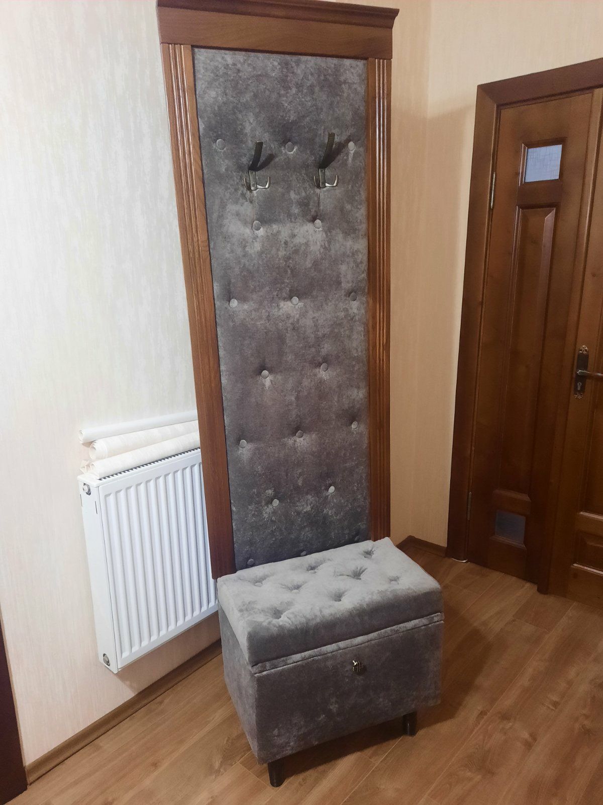 Вішалка з тумбочкою в прихожу