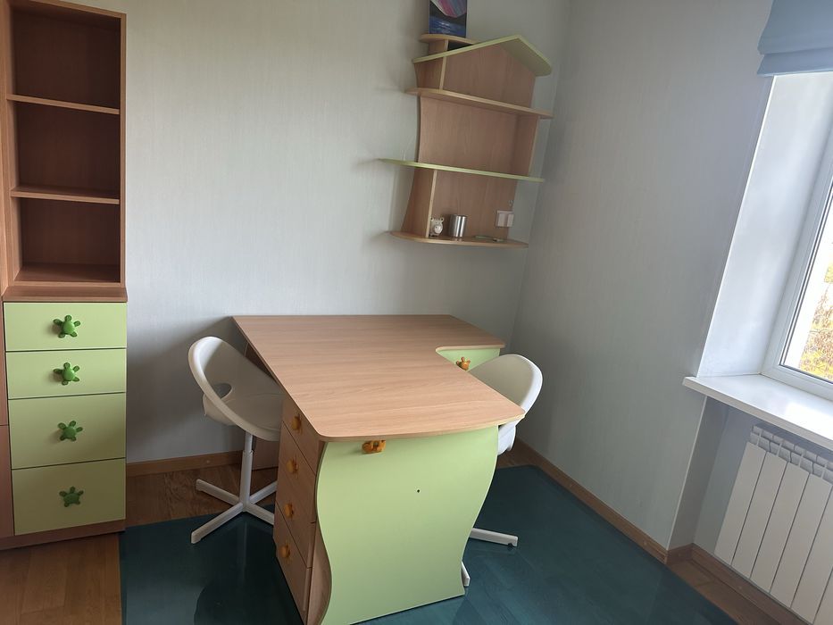 Срочно!Детский стол  и стулья на два ребенка