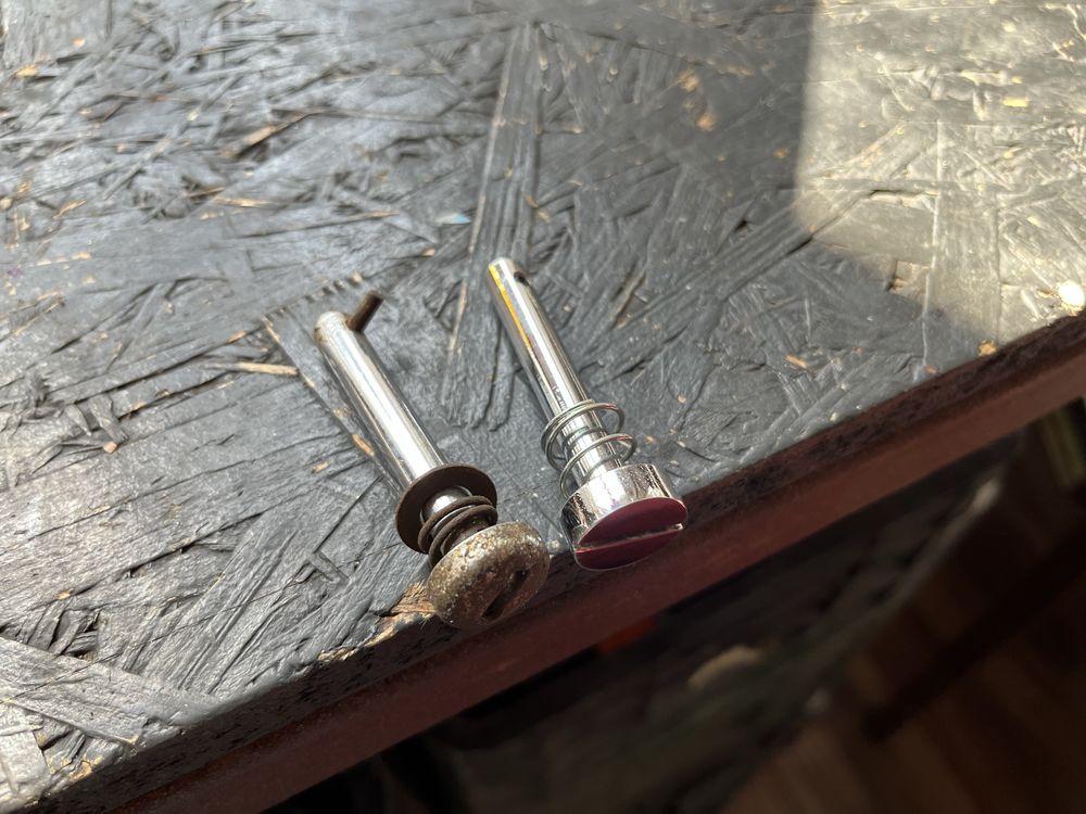 Jawa 175/250 Kiwaczka sruby boczkow narzedziowki oryg
