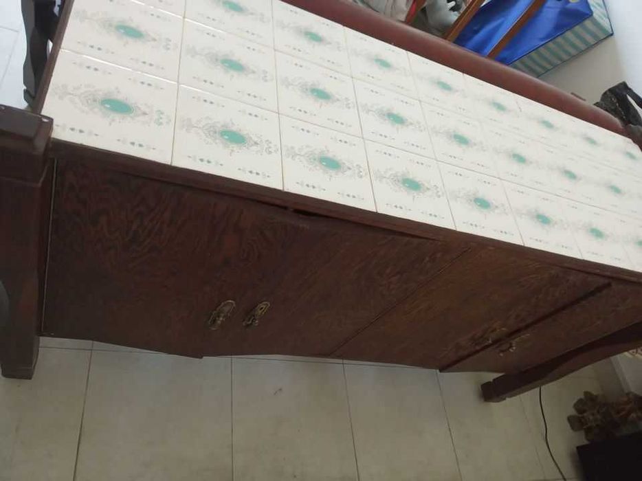 Bar de sala Vintage com bancos + Montra de Garrafas