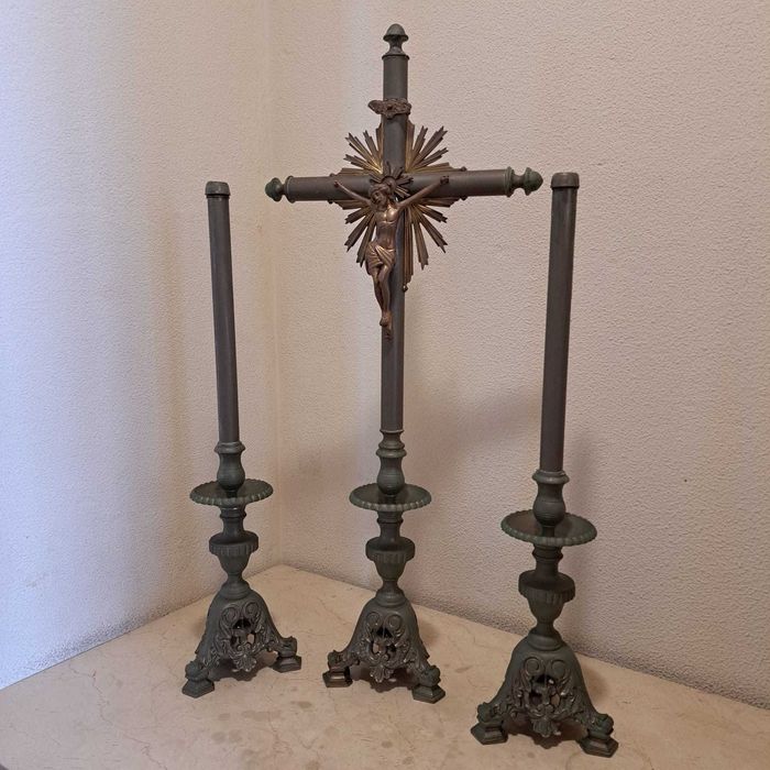 Castiçais e crucifixo