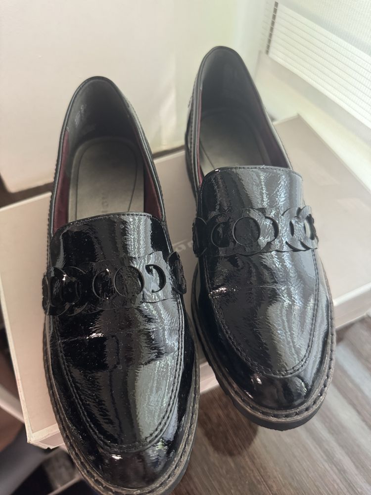 Лофери zara черные, лаковые, туфли на плоской подошве