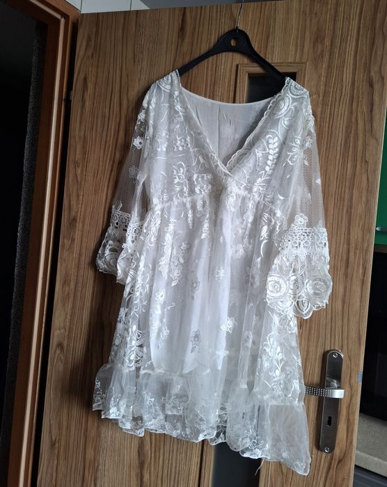 Włoska sukienka koronkowa