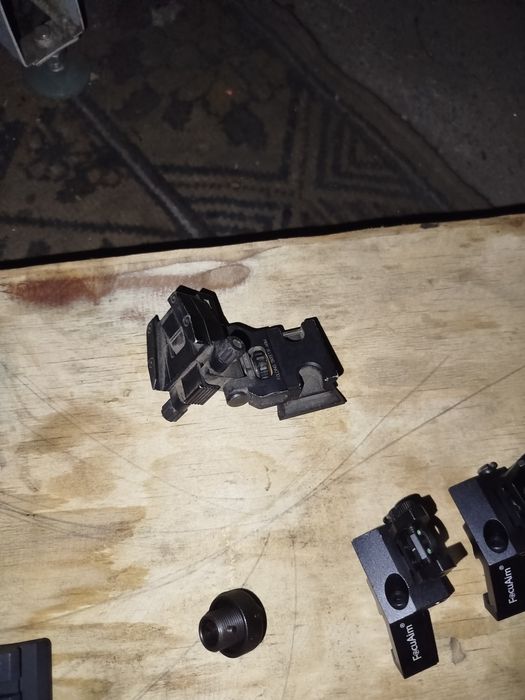 Крепления на шлемы и оружие