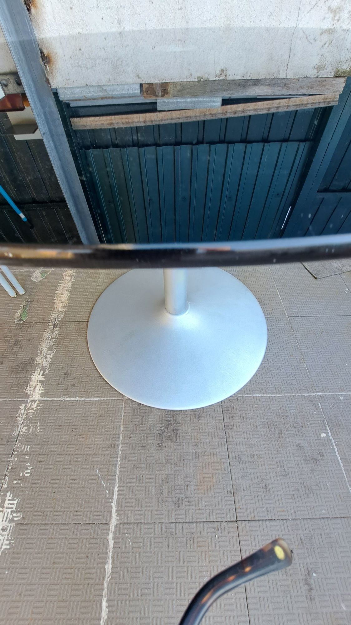 Mesa em vidro negro