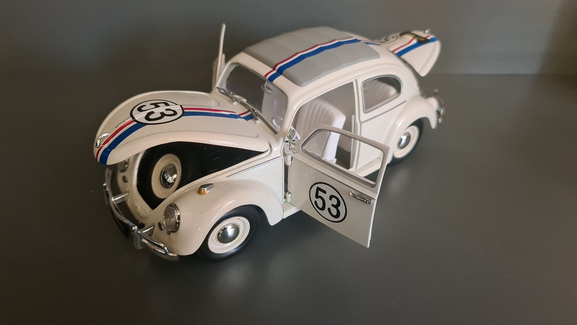 Vw beeatle garbus herbie model w skali 1;18 johnny lightning