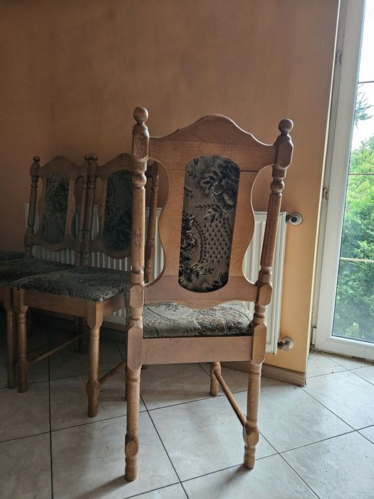 Krzesła drewniane zdobione