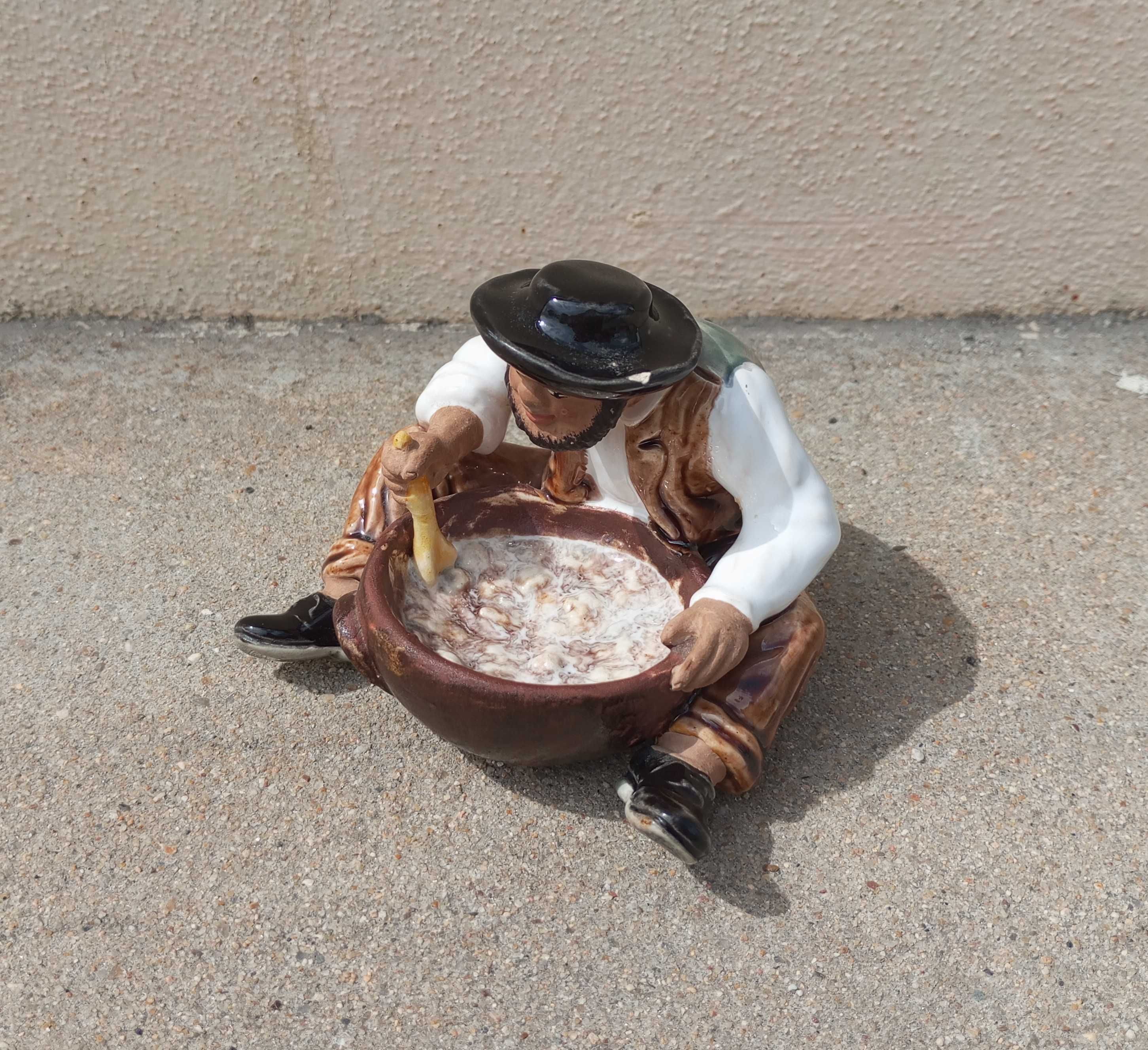 Escultura Zé Povinho preparando papas faiança Bordalo Pinheiro séc. XX