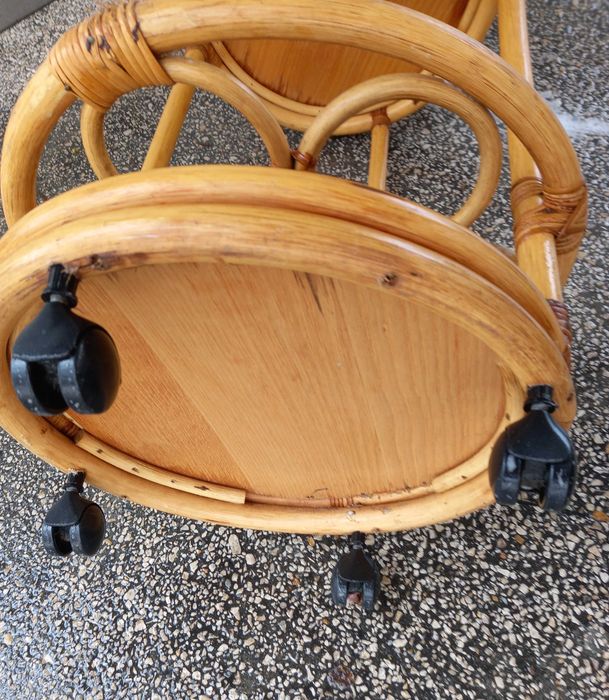 Mesa de apoio de sala, ou de jardim.