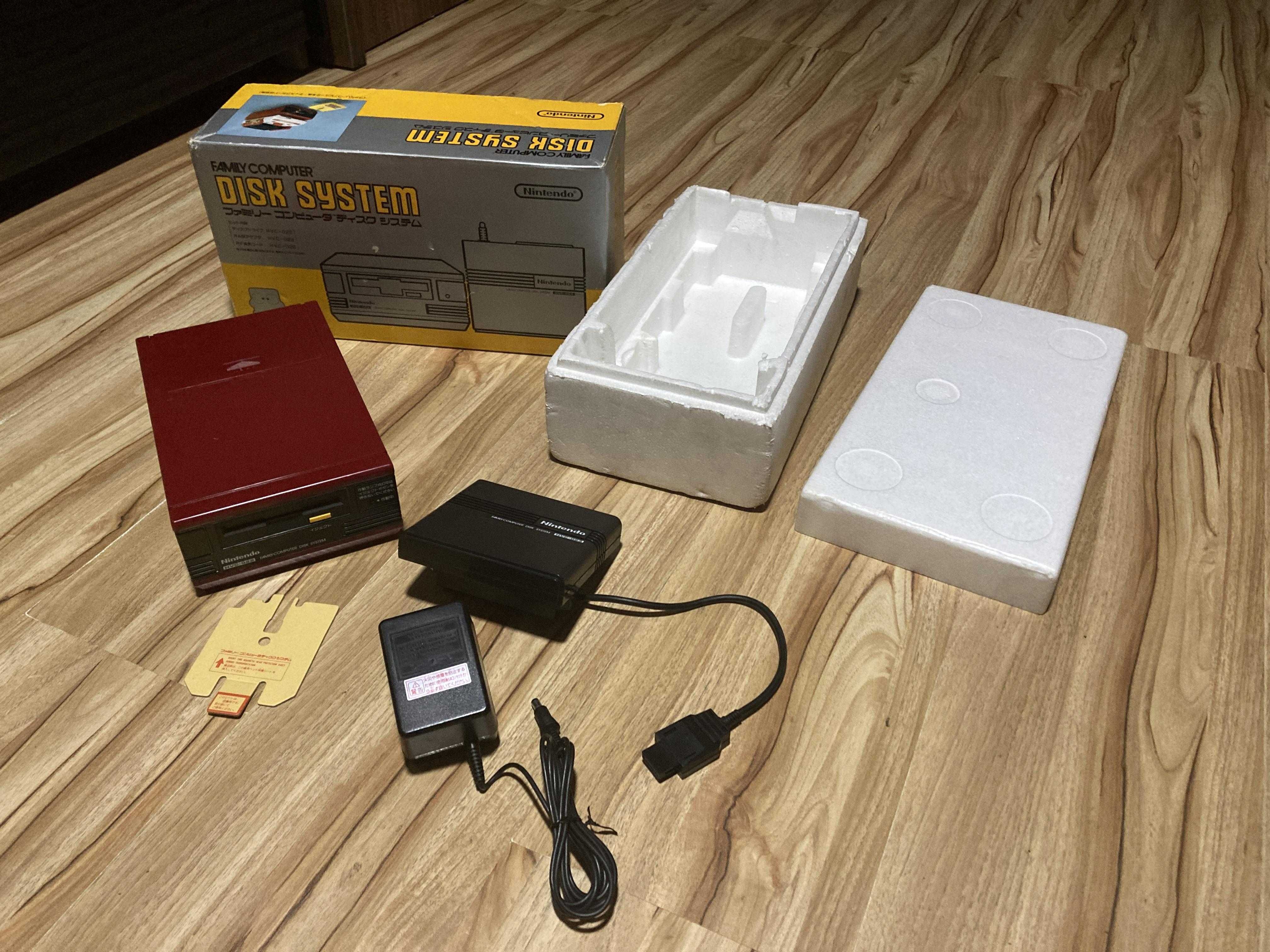 Nintendo Famicom Disk System (FDS) w pudełku