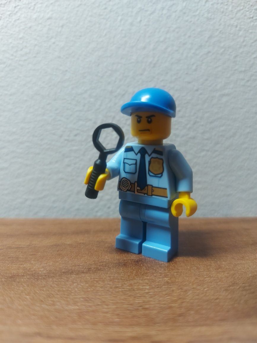 LEGO - minifigurka - policjant