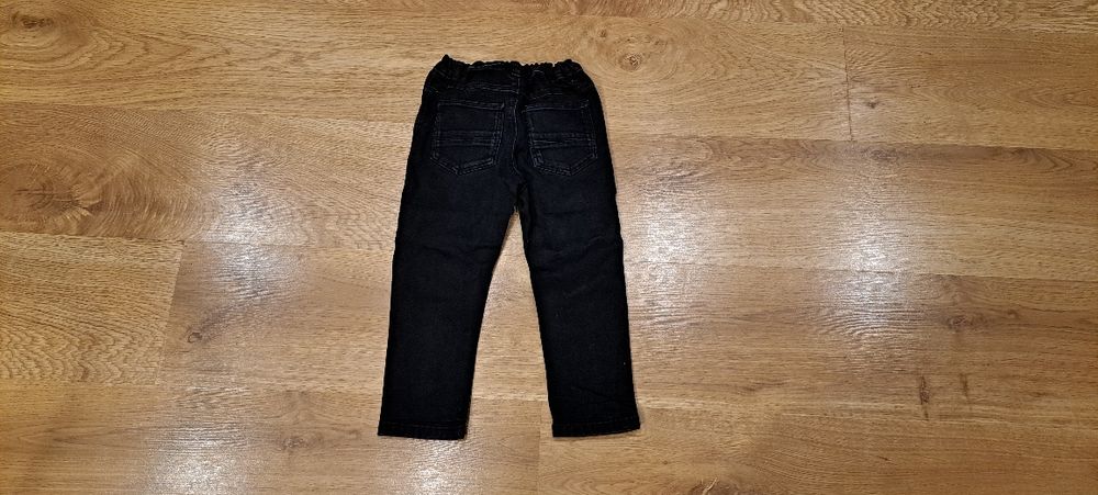 Czarne spodnie jeansowe chłopięce Next r. 98 cm
