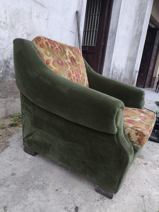 Poltrona vintage verde com estofo em veludo e padrão floral
