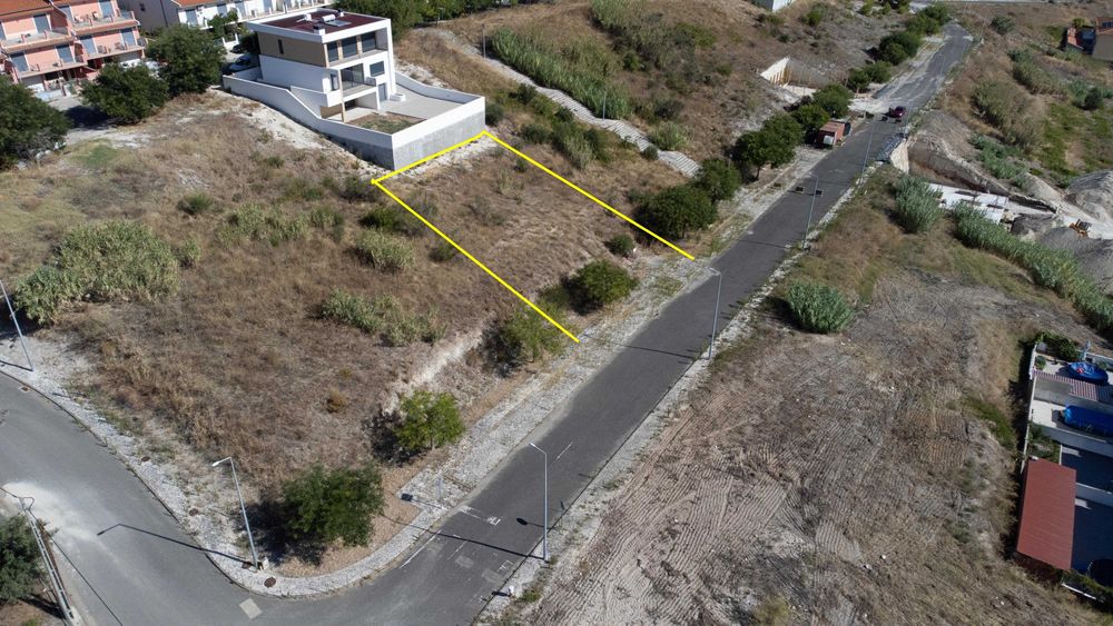 Terreno à venda na Rua das Fontaínhas - Alenquer