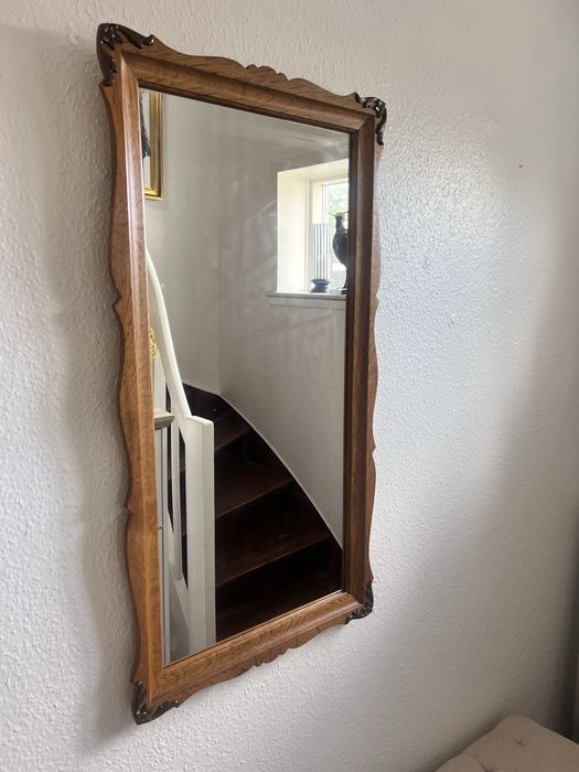 Lustro w drewnianej ramie