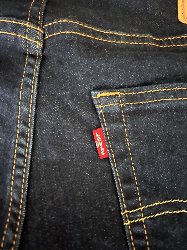 Calças Levis semi-novas