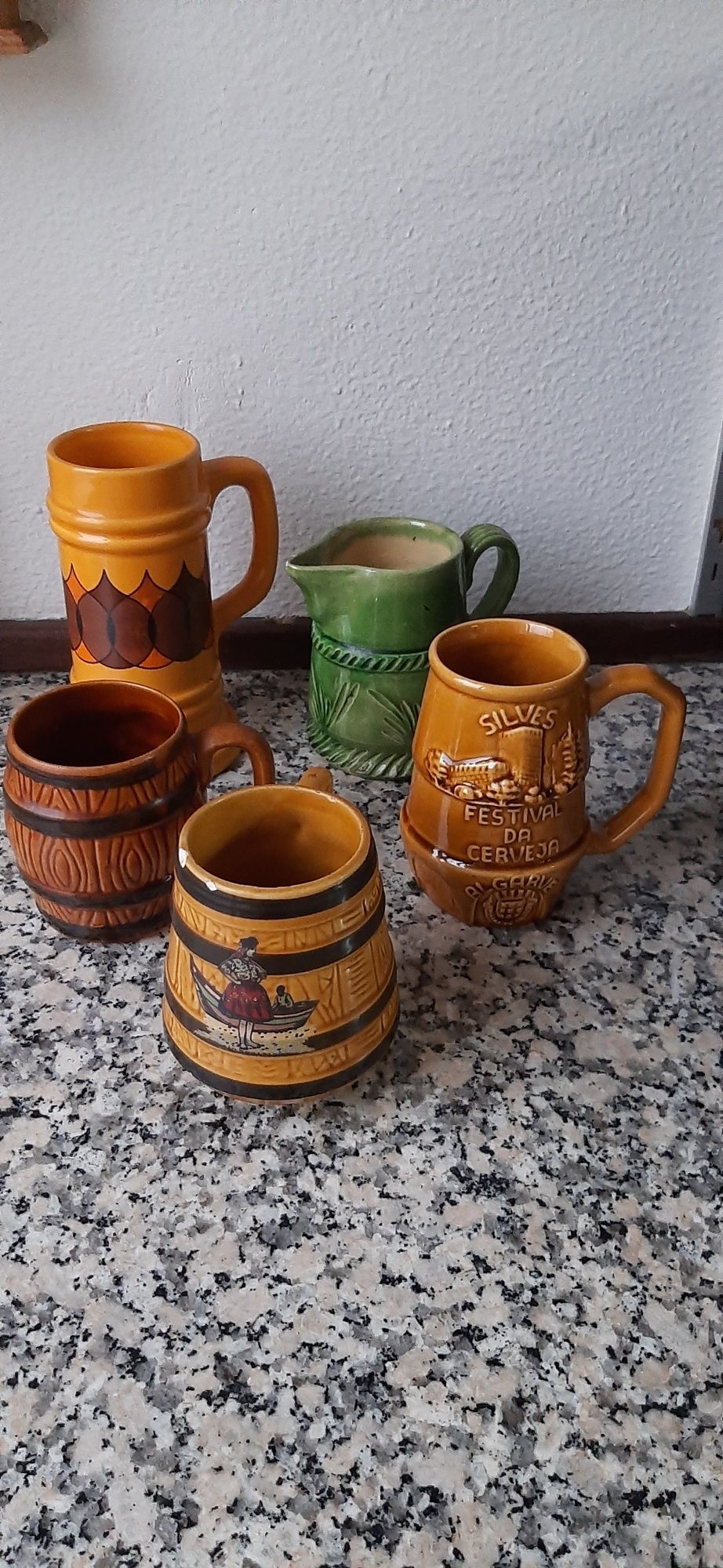 Canecas sortidas e baratas