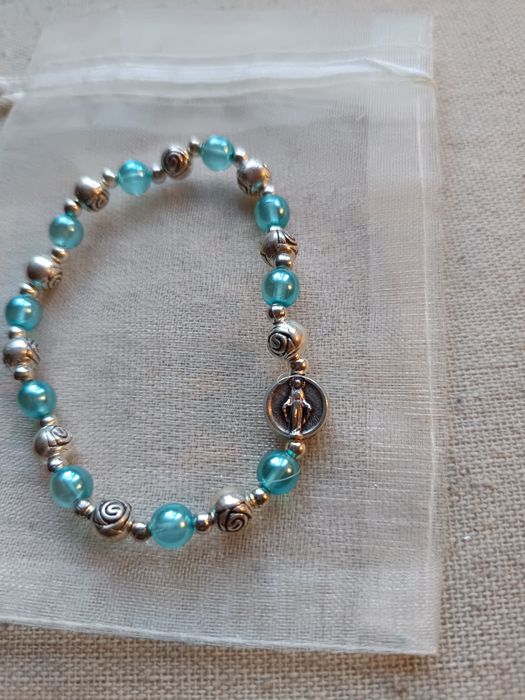 Piękny Różaniec Maryjny, błękitny, róże, cudowny medalik