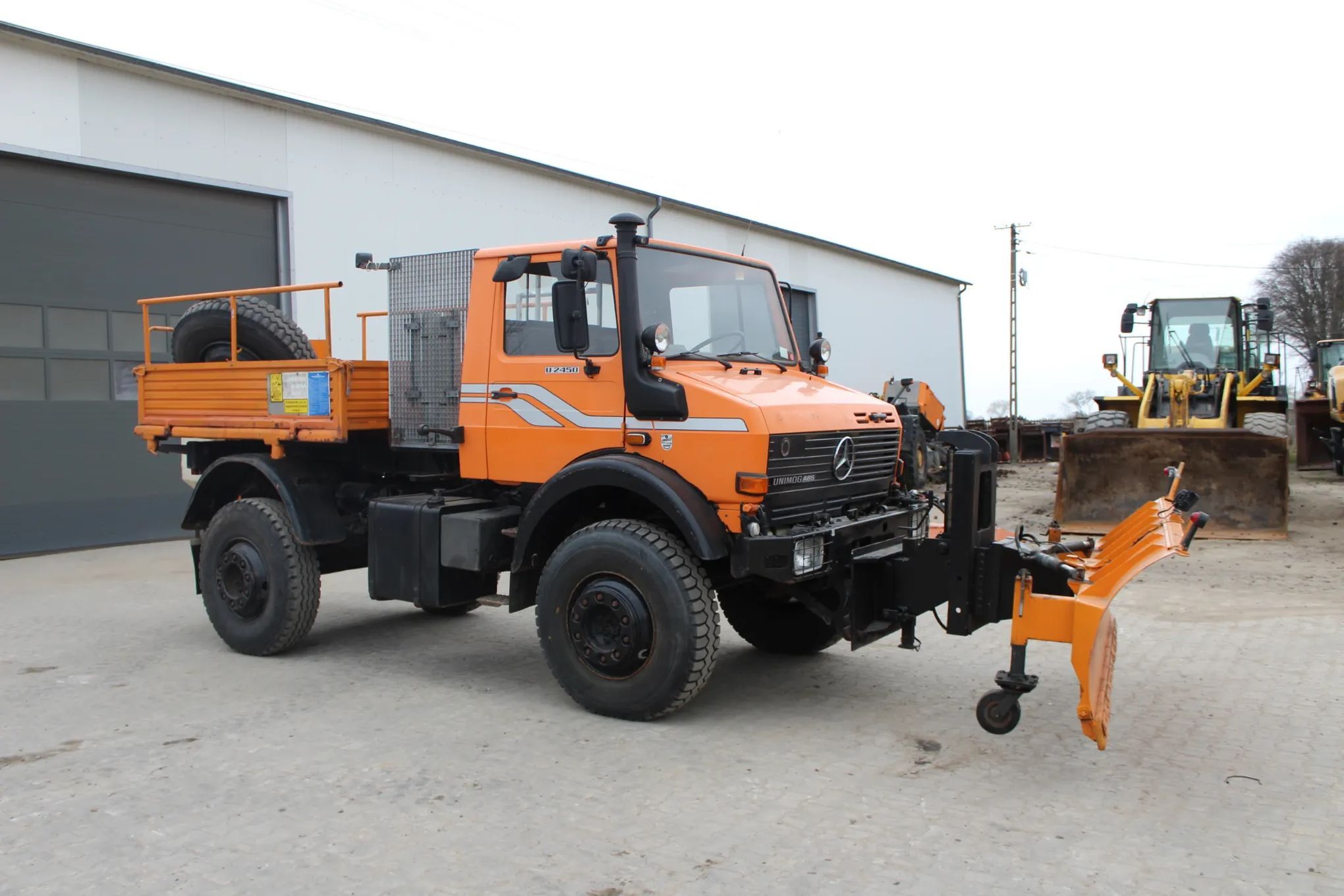 Mercedes-Benz UNIMOG U 2450 z Niemiec  Unimog moc 240 KM