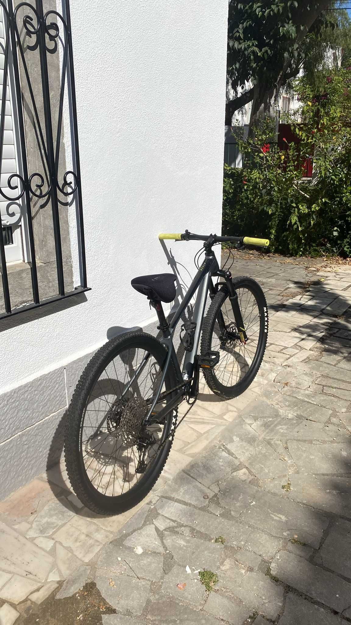 Bicicleta Scale 980 Dark Grey SCOTT em aluminio, como nova