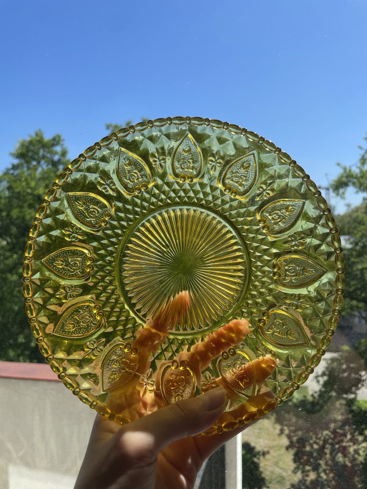 Kolorowe szklane talerze - zielone i żółte - 7 szt szkło uranowe
