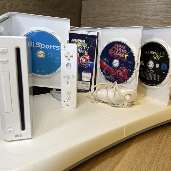 Wii com wii fit balança , super mario galaxy , 007 e wii sports