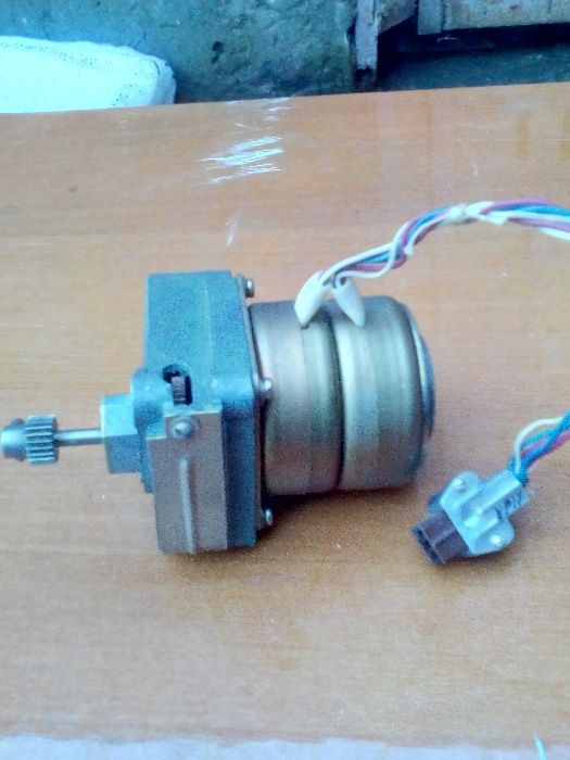 двухсекционный шаговый эл.двигатель с редуктором в сборе
