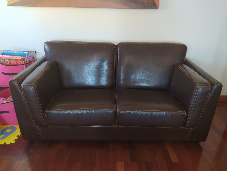 2 Sofás em pele.