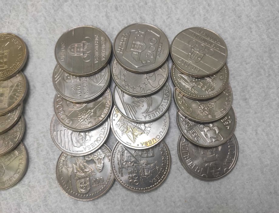 Conjunto de 30 moedas 15x 100$ + 14x 200$ +1x 250$  comemorativas