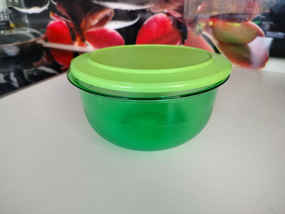 Półmisek perła stołowa Tupperware zielona z zieloną pokrywką 2,1 l