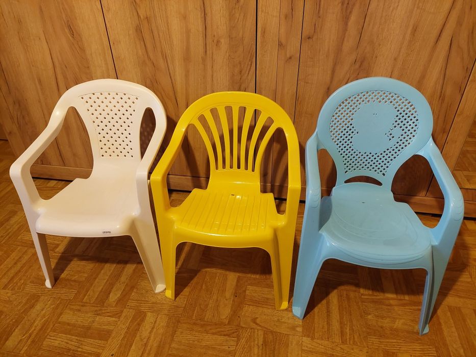 Trzy dziecięce krzesełka krzesełko plastikowe bdb