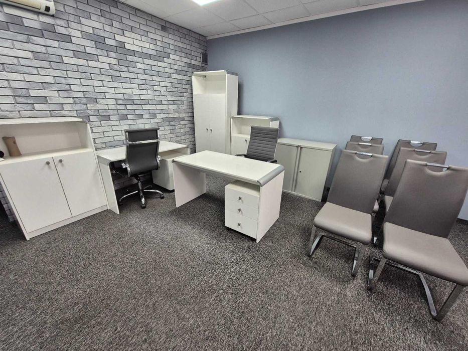 Meble biurowe: 2 biurka,  2 komody, szafa, 2 fotele