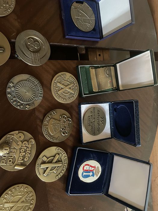 Medalhas comemorativas em latão