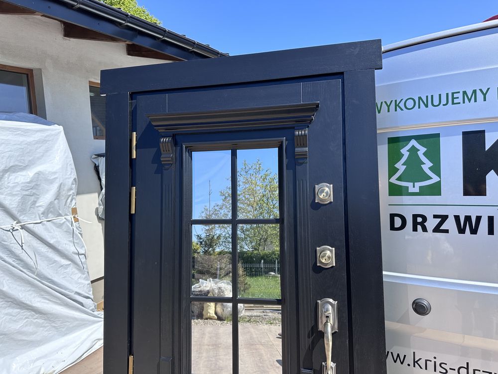 Drzwi zewnętrzne drewniane wejściowe czarne  schlage na wymiar Montaż