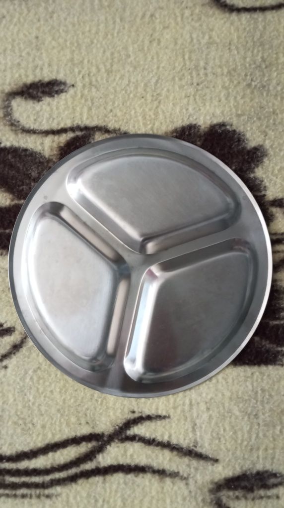 Prato com divisórias em inox