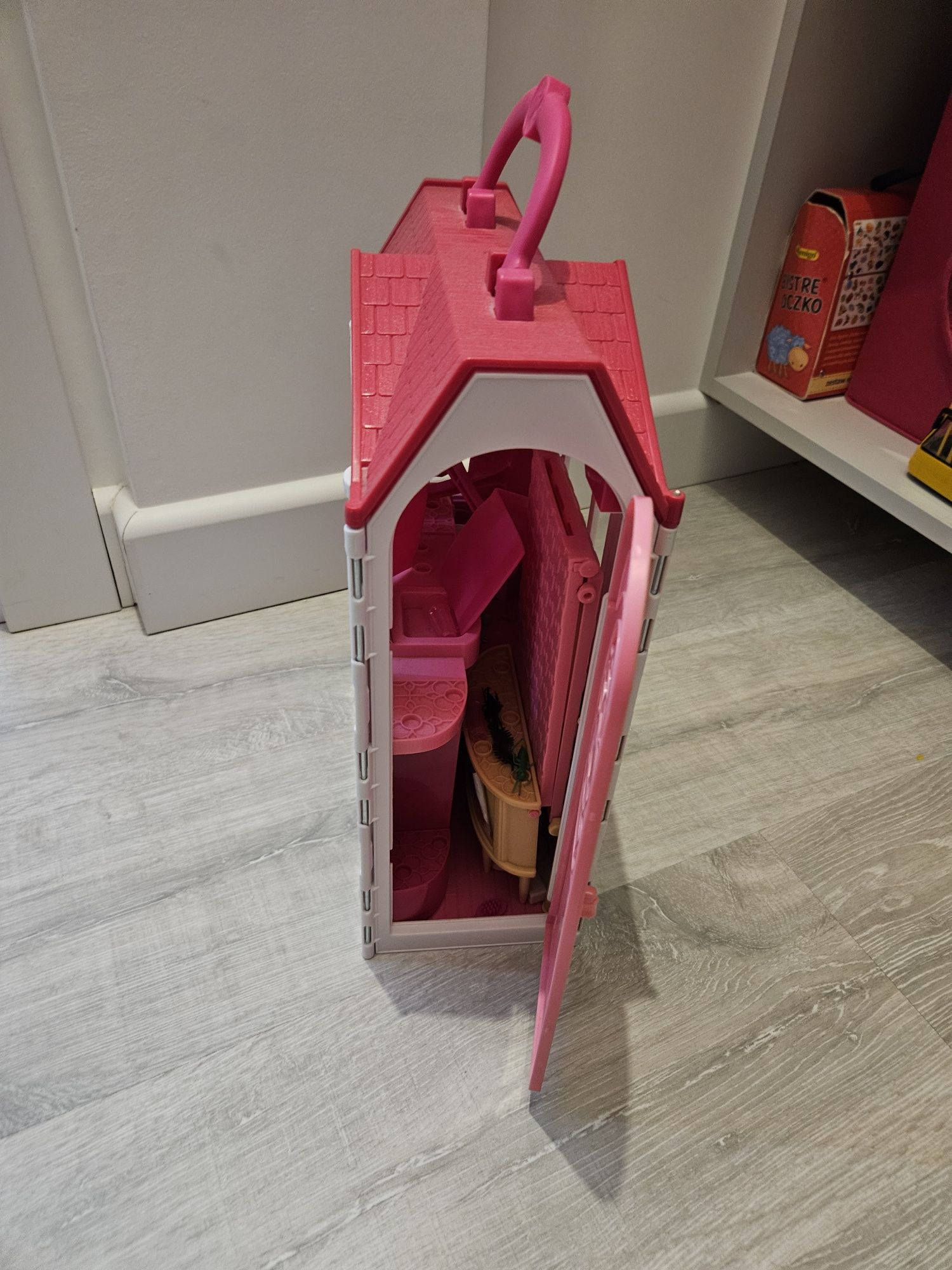 Nowoczesny kompaktowy domek Barbie
