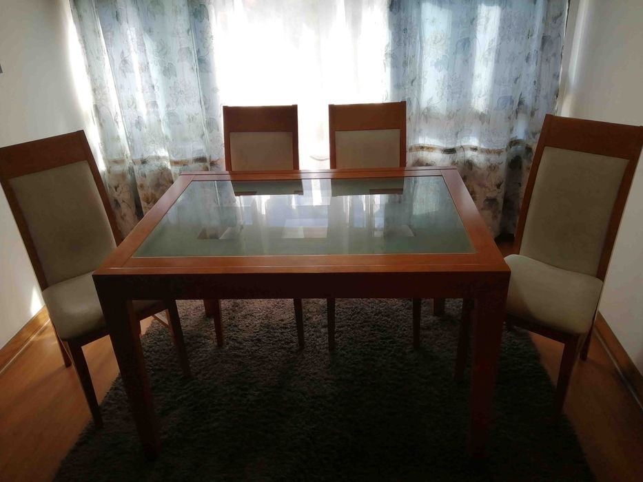Mesa de jantar extensível com quatro cadeiras
