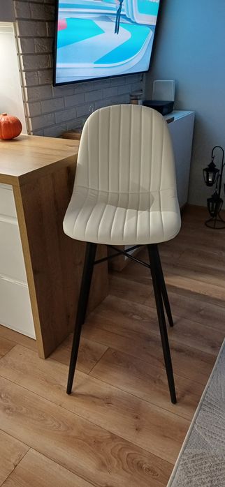 Hoker krzesło barowe glamour. Cena w sklepie 239 zł.   NOWE