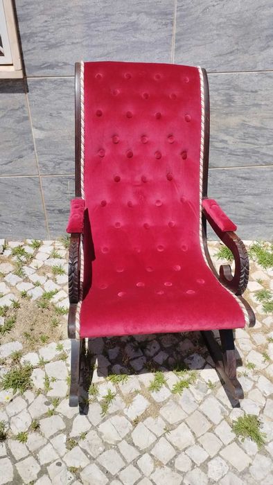 Cadeira de baloiço em veludo.