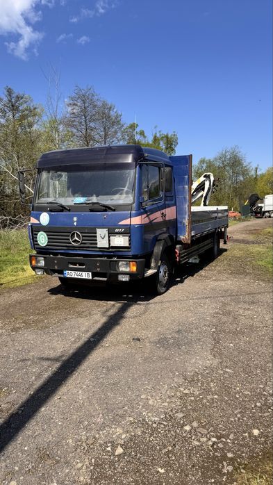 Автомобіль з краном маніпулятором