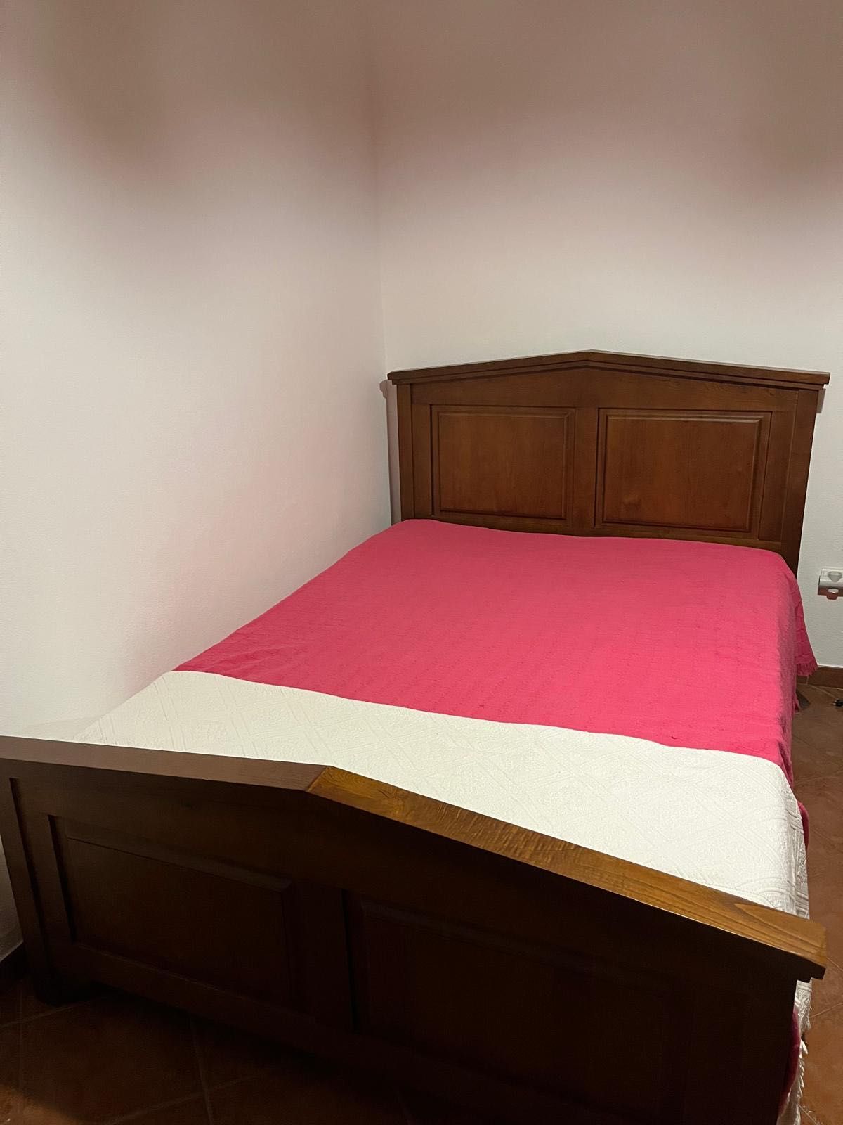 Cama de casal + colchão + 2 mesas cabeceira